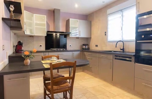 Charmes-sur-Rhone Villa | Villa L'Oasis du Rhône & private pool