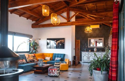 Castelnau-de-Montmiral Villa | Villa Magarre Climatisée, Piscine Chauffée, Spa, dans un Cadre Naturel Envoûtant