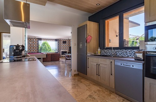 Charmes-sur-Rhone Villa | Villa Montplaisir 180 m²: Jacuzzi, Pool, 2000 m² Park