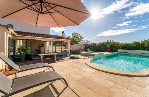 Sarrians Villa | Villa 'Plein Soleil' with Private Pool, Wi-Fi, and Air Conditioning