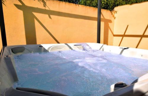 Montelimar House | Villa Spacieuse au Calme Absolu avec Grande Piscine Jacuzzi Chauffé - Grand Jardin Sans Vis a vis- Salle de Jeux avec Fresque du Nougat - Ideal Familles et Groupes Drome Provencale
