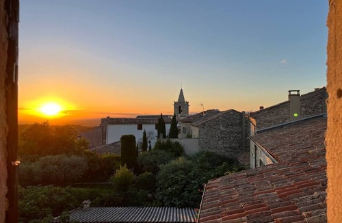 Venasque House | Vindasca – 9BR Village Home in Venasque · Pool · Sauna · 15 Guests