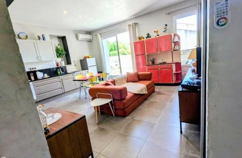 Mazan Apartment | Vintage 70's cosy avec terrasse et clim