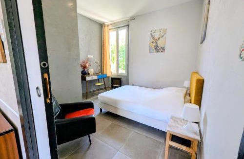 Mazan Apartment | Vintage 70's cosy avec terrasse et clim