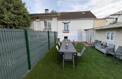 Bagneux Villa | VR - HUGE VILLA - 14 bedrooms - 24 beds - 3 min metro PARIS EXPO