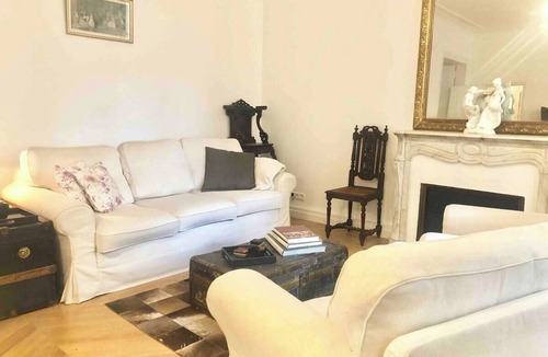 Quartier de la Porte-Saint-Denis Apartment | Warm and Beautiful Paris Home! Good News