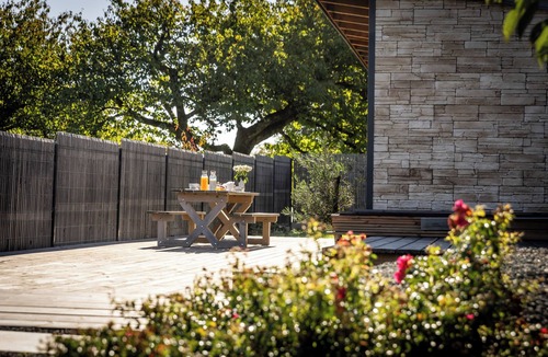 Vaivre-et-Montoille Cottage | Wellness retreat with a hot tub and fitness center overlooking the lake