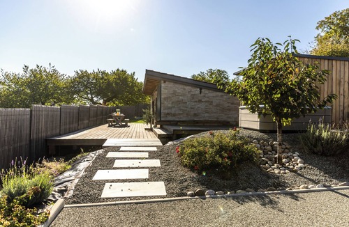Vaivre-et-Montoille Cottage | Wellness retreat with a hot tub and fitness center overlooking the lake