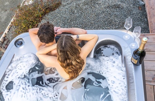 Vaivre-et-Montoille Cottage | Wellness retreat with a hot tub and fitness center overlooking the lake