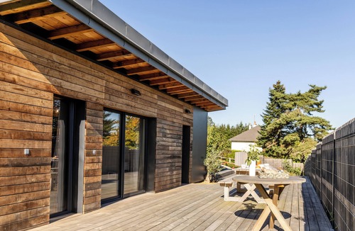 Vaivre-et-Montoille Cottage | Wellness retreat with a hot tub and fitness center overlooking the lake