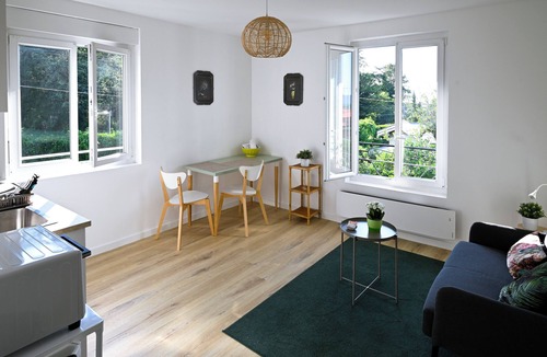 Besancon House | Whole house with 4 apartments, family room for meals, garden-near CV