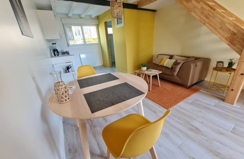 Besancon House | Whole house with 4 apartments, family room for meals, garden-near CV