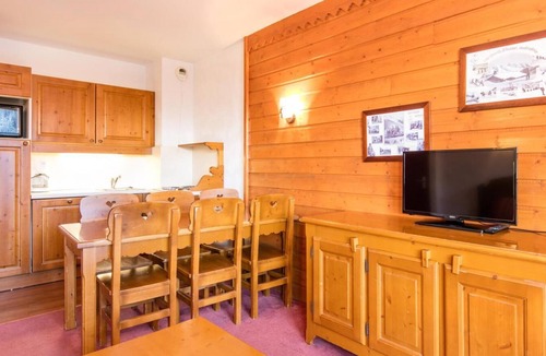 Valfrejus Apartment | Wifi, 300m from resort center, swimming pool, sauna, tv, ski locker, 43m², Valfréjus