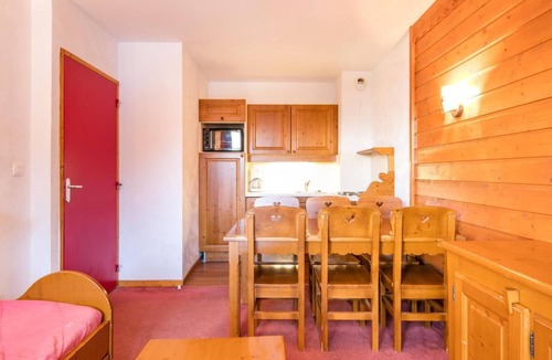 Valfrejus Apartment | Wifi, 300m from resort center, swimming pool, sauna, tv, ski locker, 43m², Valfréjus