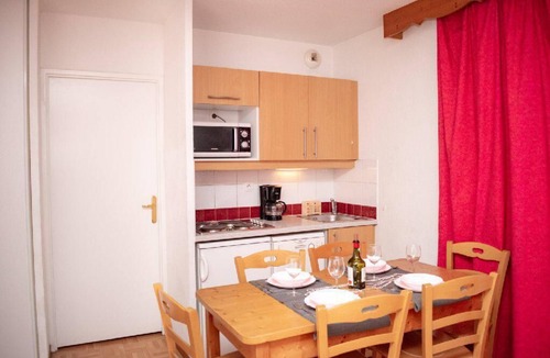 Puy-Saint-Vincent Apartment | Wifi, 3rd floor, swimming pool, balcony, parking, tv, ski locker, 35m², Puy-Saint-Vincent