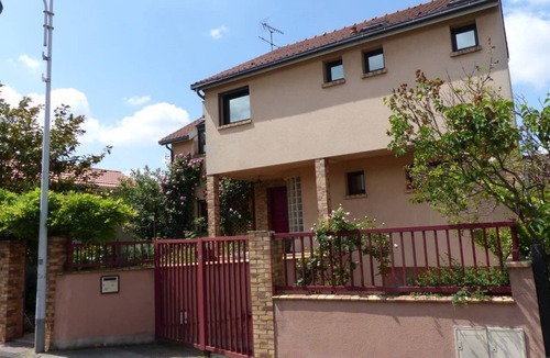Bagnolet House | Wonderful home ideal for families w/park car