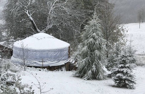 Saint-Antheme RV Rental | Yourte Supérieur 5 places