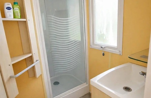 Saint-Honore-les-Bains House | ZEcamping 3 étoiles parc aquatique toboggans chiens acceptés locatif TV 23m2