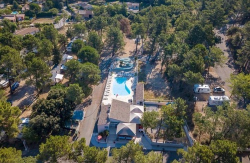 Mondragon House | ZEcamping 3 étoiles animé piscine chauffée locatif TV BBQ clim 33m2