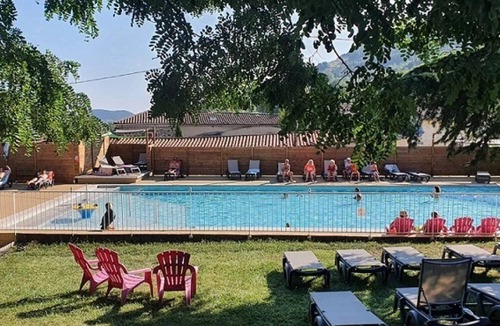 Darbres Ski Chalet | ZEcamping 3 étoiles pataugeoire dog friendly club enfant chalet BBQ clim 25m2