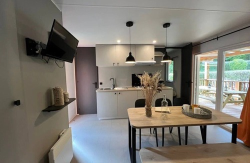 Levier House | ZEcamping 3 étoiles piscine chauffée pet friendly cabane TV 33m2