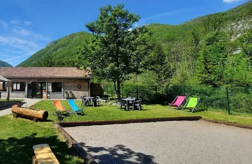 Chezery Forens Cabin | ZEcamping 3* toboggans chiens acceptés cabane 20m2 5 pers