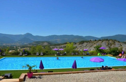 Rosans Cabin | ZEcamping 4 étoiles familial piscine chauffée locatif LV 44m2