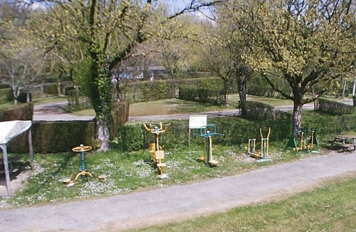 Lons-le-Saunier House | ZEcamping 4* familial piscine locatif TV BBQ 30m2 6 pers