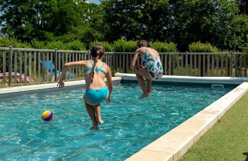 Chassenard Cabin | ZEcamping piscine chauffée jacuzzi sauna locatif BBQ clim 25m2 6 pers