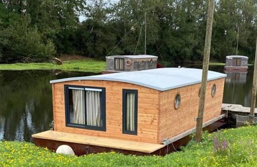 Chassenard Cabin | ZEcamping piscine chauffée jacuzzi sauna locatif BBQ clim 25m2 6 pers
