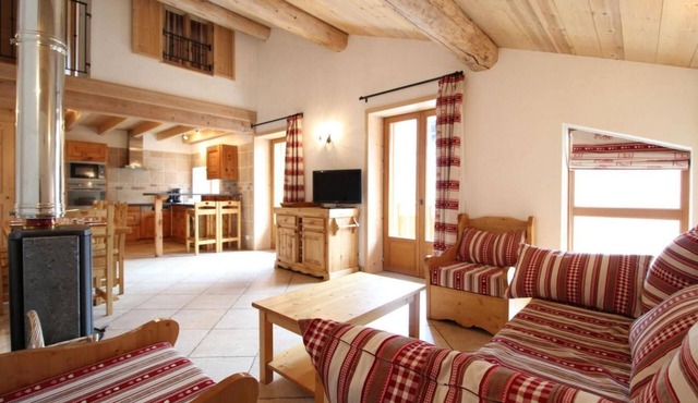 100m from resort center, 1st floor, balcony, fireplace or stove, tv, ski locker, 90m², Val Cenis