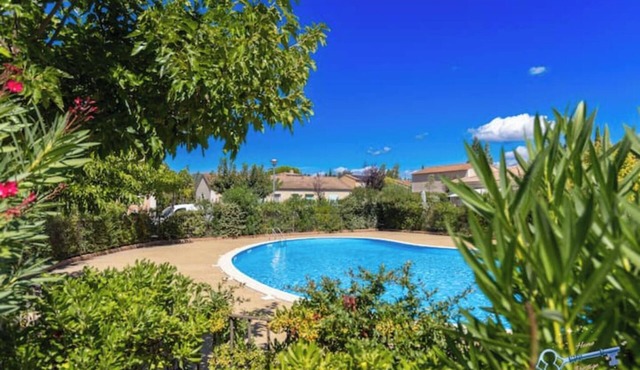 2 bedroom house in Provence with swimming pool 10 minutes from Parc Spirou