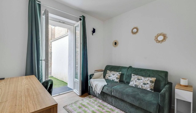 2P studio with patio near Paris