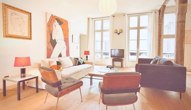 3-bedroom 2 bathroom apartment in Le Marais with AC