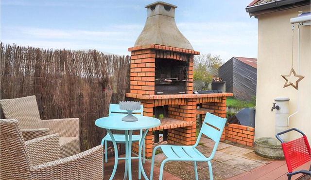 3 Bedroom Stunning Apartment In Autun