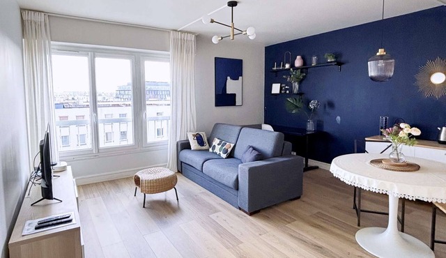 3 minutes from metro, sleeps 2, and parking at Porte de Versailles 3 stars