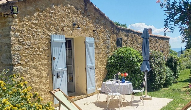 3-PERSON GITE IN AUTHENTIC PROVENCAL FARMHOUSE