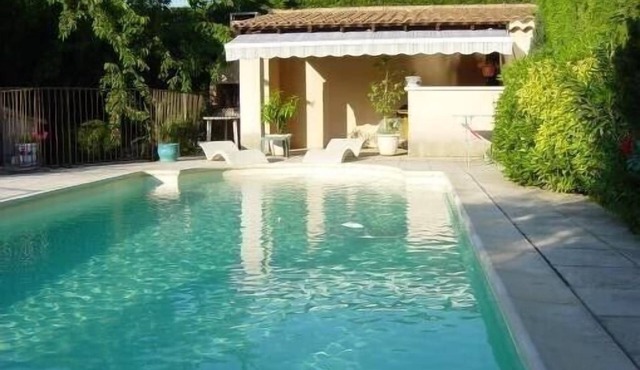4pers air-conditioned gite with heated pool at Les Taillades in the Luberon
