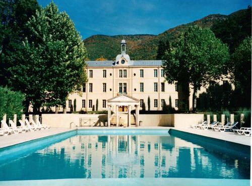 A beautiful 2 persons studio in a chateau with swimming pool