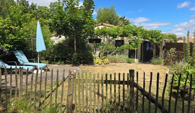 A charming, quiet, and rustic little cottage with a small garden and private parking. in Clisson