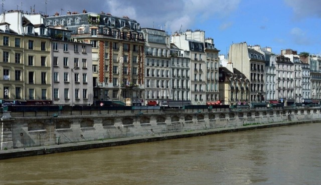 A CLASSIC PARISIAN CHARM, OFFERS BREATHTAKING VIEWS OF THE ICONIC ÎLE DE LA CITÉ