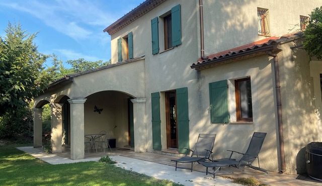 A haven of peace in Provence with magnificent views and close to lively village