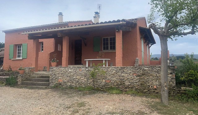 A house in the heart of the vineyards and at the foot of Mont Ventoux