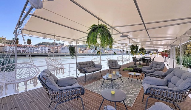 A Stay on an Exceptional Houseboat: “Sur l'eau—Chill and Dream”