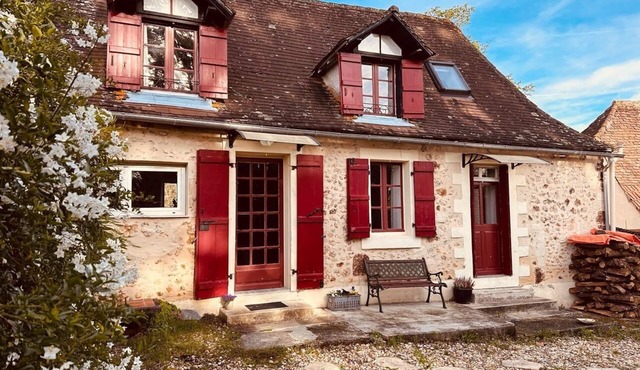 A sweet cottage in the middle of the Perigord Noir. Family and dog friendly.