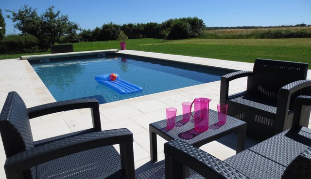 A vacation rental with a pool in the countryside, less than 10mm from Amboise!