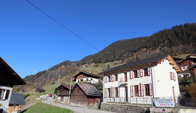 Accessible Gîte for 15 Guests, 2-Star Rated, Fully Equipped, Parking, Near Nature.