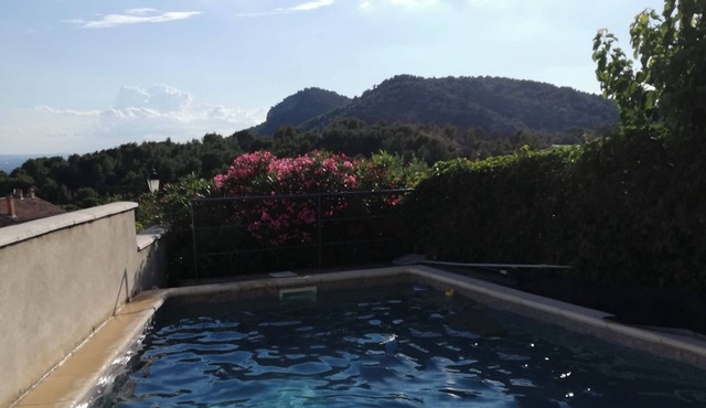 Accommodation with terraces and swimming pool in the center of the village of Le Barroux
