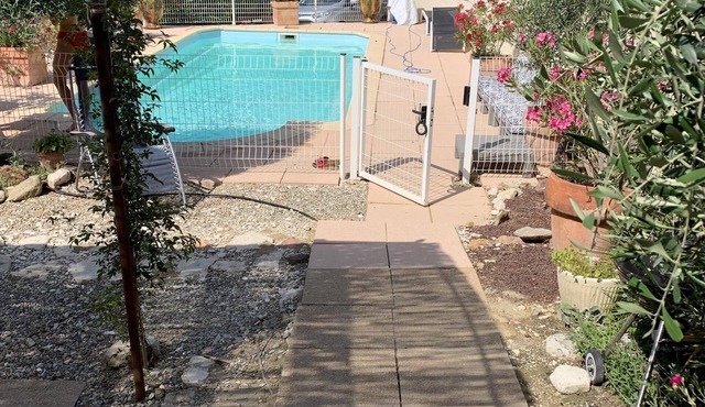 air-conditioned apartment at the foot of laces of Montmirail, swimming pool access