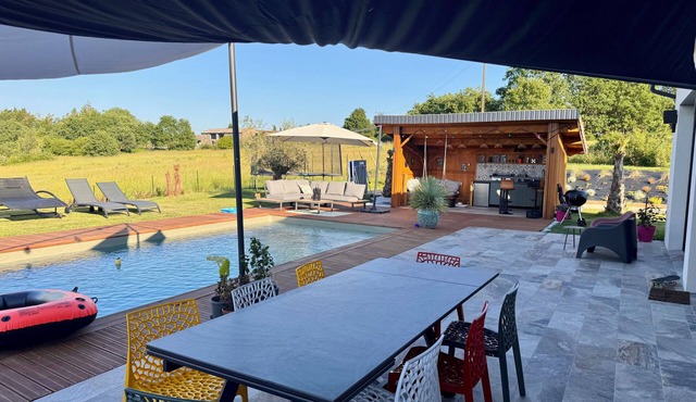 Air-conditioned 4-bedroom house, heated pool, unobstructed view